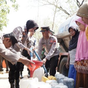Sinergitas Polwan Polres Ponorogo Bersama TNI dan BPBD Droping Air Bersih Untuk Warga Slahung