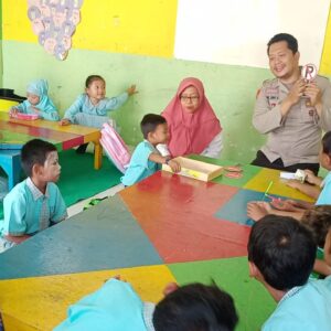 Sinergitas Polwan Polres Ponorogo Bersama TNI dan BPBD Droping Air Bersih Untuk Warga Slahung