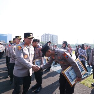 Kapolda Jatim Beri Penghargaan Untuk 216 Personel Polri dan PNS Polda Jatim