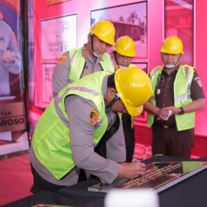 Letakan Batu Pertama Bangun Barak Dalmas, Kapolda Jatim Apresiasi Sinergitas Forkopimda Bondowoso