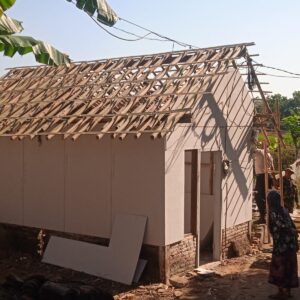 Polisi Peduli, Gubuk Seorang Nenek di Jember Disulap Jadi Rumah Layak Huni