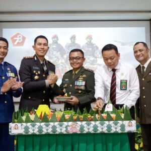 Potong Tumpeng, Kapolres Berikan Selamat HUT ke-78 TNI ke Dandim 0814 Jombang