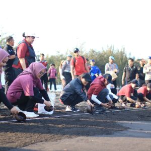 Peduli, Ketua Umum Bhayangkari Melepas 700 Tukik danTanam Mangrove di Pantai Cemara Banyuwangi