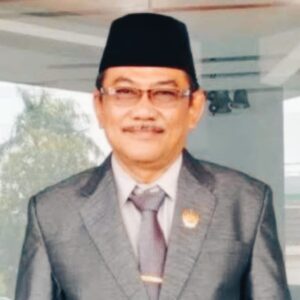 Ketua DPRD Jombang 2019-2024 H Mas’ud Zuremi Siap Mencalonkan Lagi Di Pileg 2024   Radarposnusantara.id –  H. Mas’ud Zuremi merupakan Politisi senior dari partai PKB, anggota DPRD ini telah menjabat sebagai wakil rakyat selama 4 periode menjabat sebagai Ketua DPRD Jombang. Kini Abah Mas’ud telah siap bertarung kembali di pemilihan legislatif (Pileg) tahun 2024 untuk menjadi wakil rakyat Kabupaten Jombang untuk periode ke-5 melanjutkan pengabdiannya mewakili rakyat.   Sebagai politisi senior PKB di kota santri ini Mas’ud Zuremi telah mengikuti kontestasi sebagai anggota DPRD sejak Pemilu legislatif tahun 2004 silam, dan setiap kontestasi ia selalu terpilih sebagai Wakil rakyat tercatat telah 4 periode sebagai anggota DPRD Jombang.   Jabatan yang pernah di emban pada masa menjadi Anggota DPRD yakni pada periode 2004-2009 adalah sebagai Ketua Komisi B, pada periode 2009-2014 sebagai Ketua Komisi C dan juga Ketua Fraksi PKB sedangkan pada periode 2014-2019 menjadi Wakil Ketua DPRD, dan untuk periode saat ini 2019-2024 Mas’ud terpilih sebagai Ketua DPRD Jombang  Terlahir dari keluarga besar Nahdlatul Ulama (NU) sejak kecil Mas’ud Zuremi telah mengenyam pendidikan berbasis agama dan menjalani masa pembelajaran dasar seperti umumnya warga nahdliyin lainnya yakni dimulai dari setara Sekolah Dasar di MI Al Khoiriyah lulus tahun 1976 dan sekolah lanjutan yang sama di SMP Al Khoiriyah lulus tahun 1979.  Justru yang unik saat melanjutkan studi di jenjang SLTA. Sebagai warga asli NU, Abah Mas’ud justru melanjutkan pendidikan lanjutan atas di SMA Muhammadiyah Jombang hingga lulus tahun 1982. Ditanya alasan menuntut ilmu di luar sekolah berbasis NU, ia menjawab singkat, ”Karena saya ingin mendapatkan ilmu baru dan pengalaman yang baru,” jawabnya sembari tersenyum saat ditemui awak media.   Usai menamatkan pendidikan di SMA Muhammadiyah tahun 1984, Abah Mas’ud menuntut ilmu di STKIP PGRI Jombang dengan memilih program studi jurusan Pancasila dan Kewarga Negaraan (PKN).  Lantaran hobi berorganisasi, usai menamatkan pendidikan SMA dan berkuliah, Abah Mas’ud mulai menggeluti dunia politik praktis. Pilihannya saat itu, masuk jajaran pengurus PPP Jombang. Kala itu, jumlah Parpol era Orde Baru, sangat sedikit. Hanya PPP, Golkar dan PDI.  Usai gonjang-ganjing Reformasi Politik tingkat Nasional tahun 1998, Abah Mas’ud yang kala itu masih berumur 26 tahun merubah halauan politiknya dengan keluar dari PPP dan masuk ke PKB, yang didirikan Gus Dur.  Menurut ayah 2 putri dan 2 putra ini, selama ikut dalam organisasi politik, ia mendapatkan begitu banyak pengalaman organisasi. Bahkan, reputasi politik Abah Mas’ud dipercaya di beberapa posisi jabatan strategis. Masing-masing pernah menjabat sebagai Sekretaris Dewan Syuro hingga Bendahara DPW PKB Jawa Timur. ”Saat ini saya masih diberi amanah sebagai Wakil Dewan Syuro PKB,” jelasnya pada (7/10/2023).   Ikhwal inisiatif mencalonkan sebagai wakil rakyat, H Mas’ud mencoba peruntungan pada tahun 2004 silam. Alasannya, simpel. Selain sebagai bagian dari kecintaan dalam berorganisasi, juga lebih bermanfaat bagi umat.  H Mas’ud bercerita bahwa ia selalu antusias dalam mengikuti setiap tahapan proses legislasi internal partai maupun lingkup dewan, selalu mengikuti tanpa pernah absen, kecuali sedang sakit atau berhalangan.  “Saya gak pernah absen dalam setiap agenda dewan. Selama saya sehat saya pasti hadir. Baik dalam sidang paripurna, hearing, rapat-rapat internal anggota dewan atau komisi dan kunjungan kerja baik bersama anggota legislatif maupun eksekutif,” tuturnyanya  “Tugas utama wakil rakyat adalah fungsi kontrol. Jadi harus dijalankan apapun kondisinya. Saya tidak pernah tertidur saat rapat-rapat meski dulu saya pernah difitnah salah satu oknum media online difoto saat sedang menunduk mengambil ballpoint, tapi ditulis seolah saya tertidur di atas meja,” ungkapnya.  Di sela kesibukannya sebagai wakil rakyat, H Mas’ud tidak pernah melupakan urusan akhirat. Hingga kini, ia diamanahi warga sebagai Ketua Yayasan Nurul Hikmah Dusun Ingas Pendowo Desa/Kecamatan Sumobito Jombang. Tak hanya itu saja, ia juga mendapatkan amanah sebagai Ketua Takmir Masjid Al Hikmah Sumobito.  “Alhamdulillah saya masih dipercaya warga. Urusan non politik ini sebagai penyeimbang agar saya selalu ingat dengan Sang Khalik dalam menjalani seluruh proses kehidupan,” pungkasnya. (Red**/Praw).