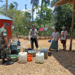 Tangani Dampak El Nino, Polisi di Trenggalek Sulap Mobil Patroli Jadi Gentong Air Bersih Untuk Dibagikan Wargaangani Dampak El Nino, Polisi di Trenggalek Sulap Mobil Patroli Jadi Gentong Air Bersih Untuk Dibagikan Warga  TRENGGALEK – Patroli Gentong Polres Trenggalek Polda Jawa Timur yang berorientasi pada aksi kemanusiaan kembali digelar.  Patroli itu untuk membantu masyarakat yang mengalami kekeringan ekstrim dan krisis air bersih dampak dari El Nino pada kemarau panjang tahun ini.   Untuk mendukung kegiatan itu, Polres Trenggalek  memodifikasi satu kendaraan yang biasanya digunakan untuk patroli dengan memasang tandon yang mampu mengangkut hingga 1.800 liter air.   Kapolres Trenggalek AKBP Gathut Bowo Supriyono, S.H., S.I.K., M.Si, melalui Kasihumas Polres Trenggalek Iptu Suswanto, S.H. mengungkapkan, Ribuan liter air bersih itu secara bergilir didistribusikan ke desa-desa  terdampak kekeringan.  “Kita upayakan bisa melakukan pengiriman setiap hari. Sehari bisa sampai dua kali pengiriman karena cakupan wilayah yang cukup luas.”kata Iptu Suswanto, Senin (10/9).  Sedangkan untuk suplay air pihaknya mengambil dari salah satu mata air yang ada di desa Sumberbening, Kecamatan Dongko Kabupaten Trenggalek.  Warga yang mengetahui kedatangan patroli gentong ini sudah menyiapkan berbagai wadah tempat air di pinggir jalan untuk memudahkan pendistribusian.   Sedangkan bagi yang berdomisili agak jauh dari jalan raya tetap bisa mendapatkan air dengan menyiapkan juriken.   “Dengan mobil patroli ini kami berharap bisa menjangkau permukiman warga hingga ke pelosok,”jelas Kasihumas Polres Trenggalek.  Untuk personel yang dikerahkan, kata Iptu Suswanto secara bergantian sesuai dengan jadwal piket harian.   Sedangkan sasaran patroli gentong menyesuaikan dengan masukan dari Bhabinkamtibmas.   “Terkadang juga ada permintaan resmi dari masyarakat. Sebisa mungkin kita bantu dan cukupi.” Imbuhnya.  Untuk diketahui, nama patroli gentong itu sendiri diambil dari kata gentong yang dalam bahasa jawa berarti wadah atau tempat menyimpan air yang terbuat dari tanah liat.   Patroli gentong ini memang rutin digelar oleh Polres Trenggalek setiap tahun terlebih di musim kemarau panjang.  “Membantu masyarakat mencukupi kebutuhan air bersih sekaligus memantau keamanan wilayah.” Pungkasnya. (*)
