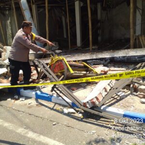 *Polisi Jombang Selidiki Identitas Tukang Becak yang meninggal Tertimpa Tembok Bangunan*