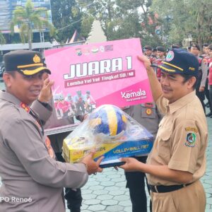 Polresta Banyuwangi Serahkan Hadiah Lomba Yel-Yel dan Lomba Kebersihan Tour of Kemala 2023