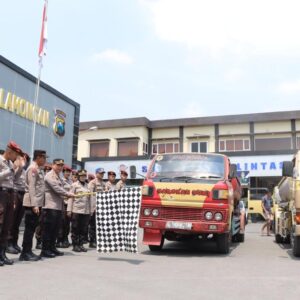Polres Lamongan Distribusikan 10 Truck Air Bersih Untuk Warga Kedungkumpul