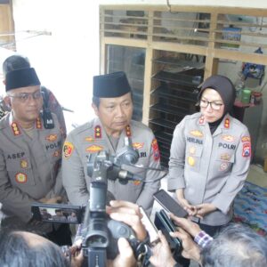 Jumat Curhat Kapolda Jatim Libatkan Tim Dokter Kepolisian Periksa Warga yang Sakit