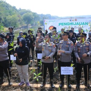 HUT Humas Polri Ke-72, Bidhumas Polda Jatim dan Jajaran Tanam Ribuan Bibit Mangrove Minimalisir Abrasi