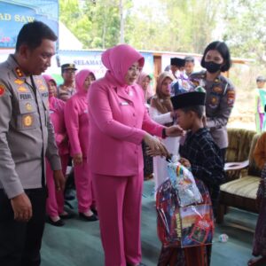 Peduli Pendidikan, Polres Bangkalan Beri Bantuan Alat Tulis Untuk Pelajar SDN 1 Lerpak
