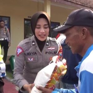 Polres Bondowoso Berbagi 1000 Paket Sembako dari Kapolda Jatim untuk Kaum Dhuafa