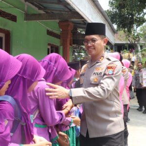 Pengasuh Ponpes Ainun Ulum Apresiasi Kepedulian Polres Ponorogo Kepada Para Santri dan Warga Pulung
