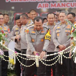 Irjen Pol Toni Harmanto Resmikan Semeru Walk dan Air Mancur Kolam Semeru di Mapolda Jatim