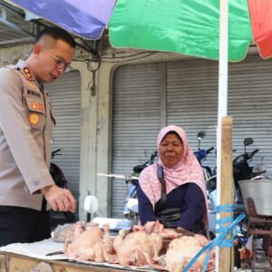 Bersama Satgas Pangan Kapolres Ponorogo Cek Pasar Jambon Pantau Harga dan Stok Bahan Pokok