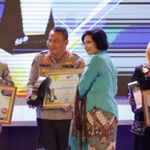 Irjen Pol Dr Toni Harmanto Raih Penghargaan Inisiator Komitmen Tertinggi Pemulihan Dampak Pandemi Covid-19