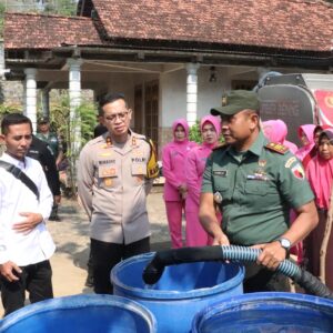 Polres Ponorogo Bersama Bhayangkari Kembali Droping Air Bersih Untuk Warga Terdampak Kemarau Panjang