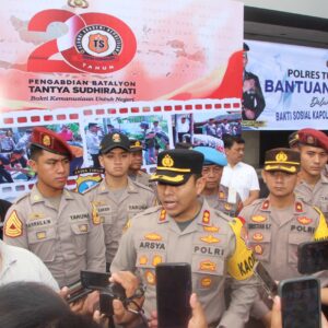 Polisi Salurkan Bantuan Air Bersih ke Tiga Kecamatan di Tulungagung