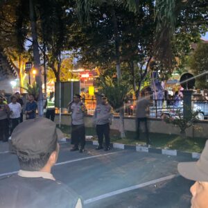 Polisi Lakukan Pengamanan Jalannya Sidang Trio Terdakwa Penyebaran Berita Bohong Tanah Pakel di Banyuwangi