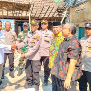 Polri Peduli, Polres Lamongan Bedah Rumah Warga Menjadi Layak Huni