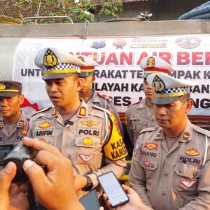 Polisi Bantu 14 Ribu Liter Air dan Sembako pada Warga Terdampak Kekeringan di Jombang