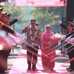 Tari Reog dan Beskalan Sambut Irjen Pol Imam Sugianto Sebagai Kapolda Jatim yang Baru
