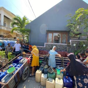 Polres Lamongan Kembali Droping Air Bersih Untuk Warga di 4 Kecamatan