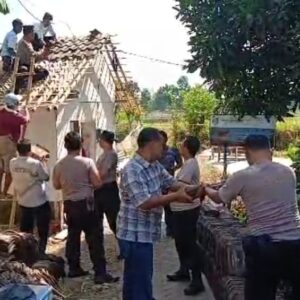 Aksi Polisi di Jember Sulap Gubuk Seorang Nenek Jadi Rumah Layak Huni