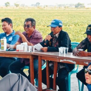 Drs.H. Guntur Sasono Msi. Anggota DPR-RI dan Hendri Produsen POC HENZ bantu Petani di Desa Pojokrejo Kecamatan  Kesamben Kabupaten Jombang. 