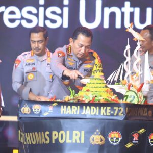 Dua Hadiah Untuk Divisi Humas Polri Dari Kapolri
