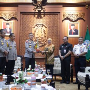 Kunjungi Gubernur Jawa Timur, Kapolda Jatim Siap Bersinergi Dukung Program Pemprov
