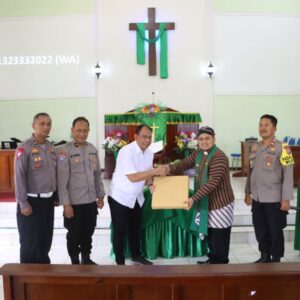 Perkokoh Toleransi dan Kerukunan Umat Beragama, Polres Jombang Gelar Minggu Kasih di GKJW Wonosalam*