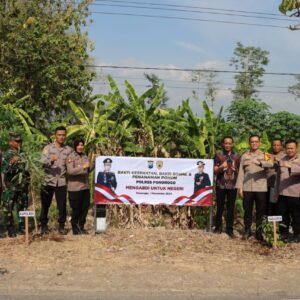 Peduli Lingkungan Polres Ponorogo Tanam Ratusan Bibit Pohon di Slahung