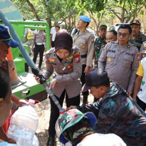 Polres Kediri Kota Kembali Droping Air Bersih Untuk Warga Desa Manyaran