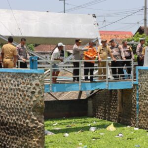 Hadapi Musim Penghujan, Kapolres Probolinggo Kota bersama BPBD Cek Kesiapan EWS di 5 Titik Dam