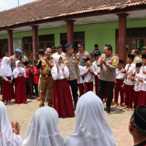 Kunjungi SDN 1 Bareng, Kapolres Ponorogo Berikan Edukasi Larangan Bullying