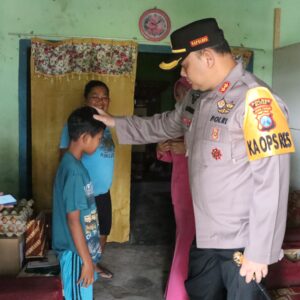 Polres Blitar Salurkan Bansos Bagi Anak Penderita Atresia
