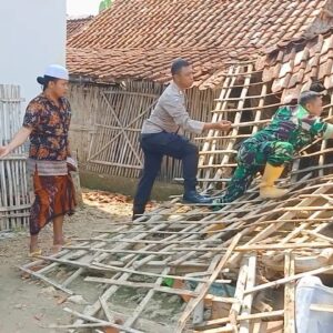 Sinergitas Polisi bersama TNI dan Warga Bersihkan Rumah Roboh Akibat Angin Kencang di Sampang