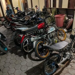 Tindaklanjuti Keluhan Warga Saat Jumat Curhat, Polisi Amankan 9 Motor Protolan di Situbondo