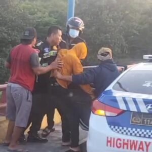 Aksi Heroik Polisi Selamatkan Seorang Laki – laki Hendak Bunuh Diri di Jembatan Semampir Kota Kediri