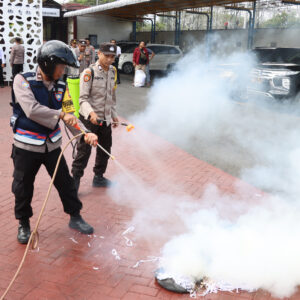 Di Trenggalek Polisi Inovatif Padamkan Karhutla pada Ketinggian Pakai Alat Damkar Mini Pakai Motor