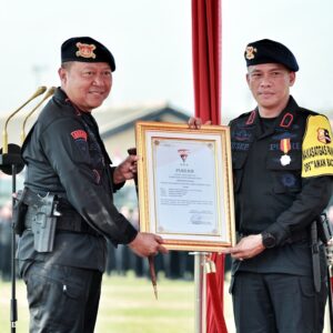 HUT Brimob ke – 78 Wakapolda Jatim Dinobatkan Sebagai Warga Kehormatan