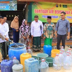 Tangani Dampak Kemarau, Polres Tuban Bersama PCNU Droping Air Bersih Untuk Warga