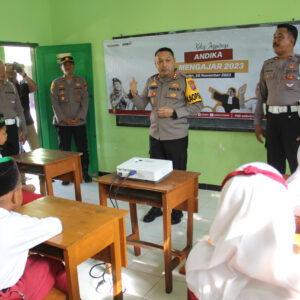 Mendadak Jadi Guru Pada Kelas Inspirasi, Kapolres Kediri Kota Beri Motivasi Para Pelajar