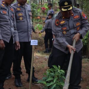 Lestarikan Hutan Polres Tulungagung Tanam Pohon di D Capin