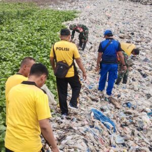 Peduli Lingkungan Aksi Nyata Satpolairud Polres Bangkalan dalam “Kamal Beach Light Up”