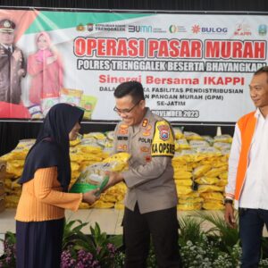 Polres Trenggalek Bersama IKAPPI Gelar Operasi Pasar Pangan Murah