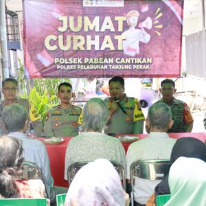 Polres Tanjungperak Sampaikan Pesan Pemilu Damai Melalui Jumat Curhat.