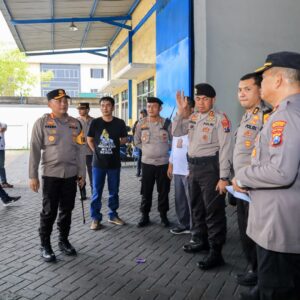 Bersama Petugas KPU dan Bawaslu, Kapolrestabes Surabaya Cek Kesiapan Pengamanan Gudang Logistik