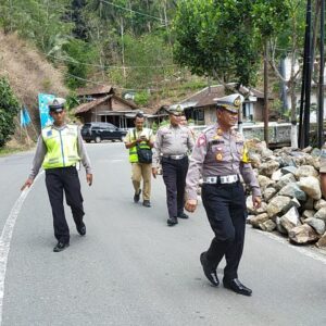 Polres Pacitan Cek Jalur Pacitan – Ponorogo, Antisipasi Bahaya Longsor